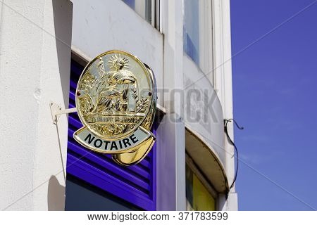 Bordeaux , Aquitaine / France - 05 05 2020 : Notaire Gold Copper Plate French Sign Gold Logo Notary 