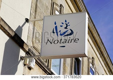 Bordeaux , Aquitaine / France - 06 06 2020 : Notaire Sign Logo French On Wall Above Entrance To The 