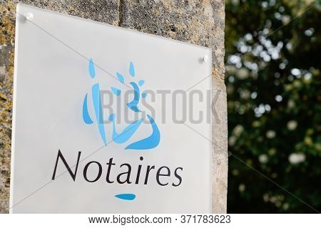Bordeaux , Aquitaine / France - 06 06 2020 : Notary Board Sign Logo Entrance Building Office For Fre