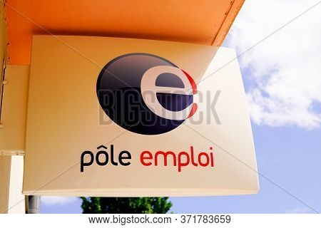 Bordeaux , Aquitaine / France - 05 05 2020 : Pole Emploi Agency Sign Logo Job Center Building Govern