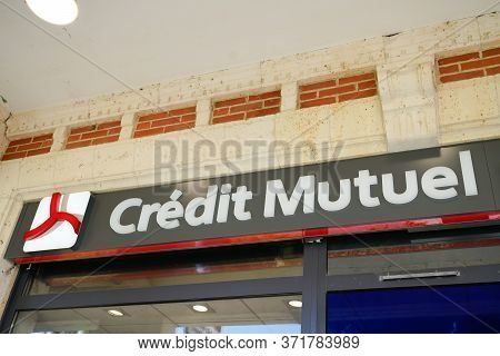 Bordeaux , Aquitaine / France - 05 05 2020 : Credit Mutuel Logo Sign On Bank Agency Facade In Street