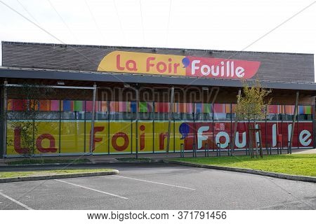 Bordeaux , Aquitaine / France - 11 07 2019 : La Foir Fouille Sign Logo Store French Chain Cheap Deco