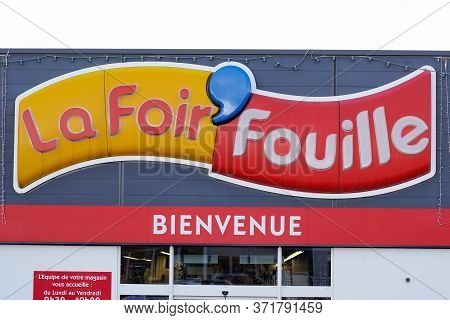 Bordeaux , Aquitaine / France - 11 13 2019 : La Foir Fouille Sign Logo Shop French Store Chain Selli