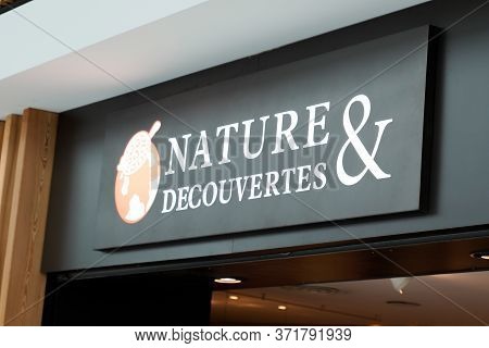 Bordeaux , Aquitaine / France - 09 24 2019 : Nature Et Decouvertes Logo Sign Store French Chain Of S