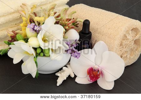 Flor de flor de Fresia, orquídea, madreselva y lavanda, aromaterapia spa botella, toallas y ex fol