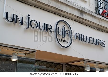Bordeaux , Aquitaine / France - 02 20 2020 : Un Jour Ailleurs Uja Shop Retail Logo Women Clothing Fa