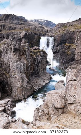 Mały wodospad w pobliżu Djupivogur, Islandia