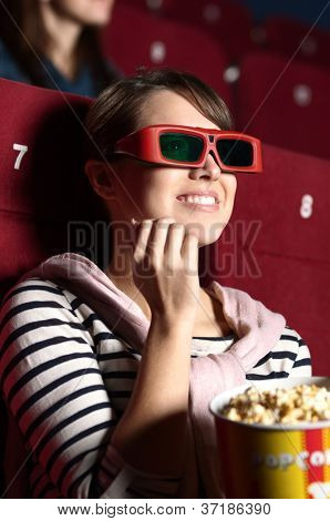 Joyfull žena se dívá na film v kině