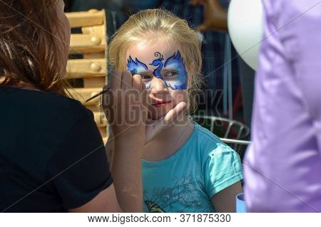 Chelyabinsk, Russia 1 June 2014 celebration of children\'s Day the artist puts the child face painting