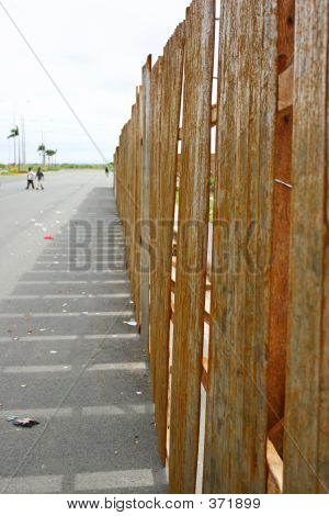 Door het roest hek