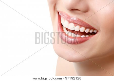 Beau sourire large de jeune femme douce avec grandes dents blanches en bonne santé. Isolé sur blanc arr.plans