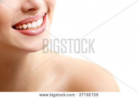Beau sourire large de jeune femme douce avec grandes dents blanches en bonne santé. Isolé sur blanc arr.plans