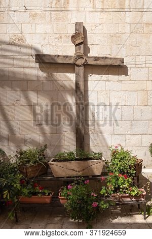 Jerusalem, Israel, June 13, 2020 : A Large Wooden Cross With A Crown Of Thorns And The Inscription -