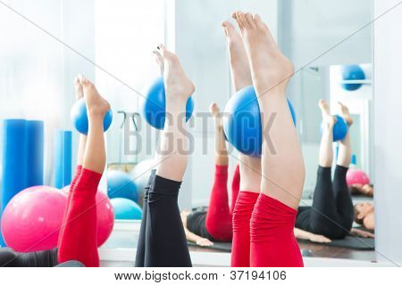 Aerobic pilates ženy nohy s jóga míčky v řadě na fitness třídy