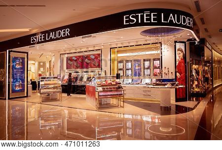 Kuala Lumpur, Malaysia - December 04, 2022: Estee Lauder Brand Retail Shop Logo Signboard On The Sto