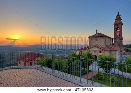 Küçük plaza ve Langhe hills günbatımı vasıl geçmiş içinde şehir Diano D'Alba içinde pasta üzerinde eski kilise