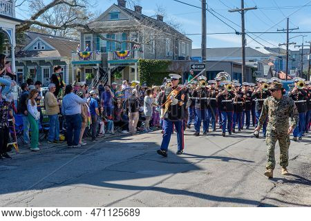 New Orleans, La - February 19: U.s. Marine Corps Marching Band Leading The Thoth Parade Down Magazin