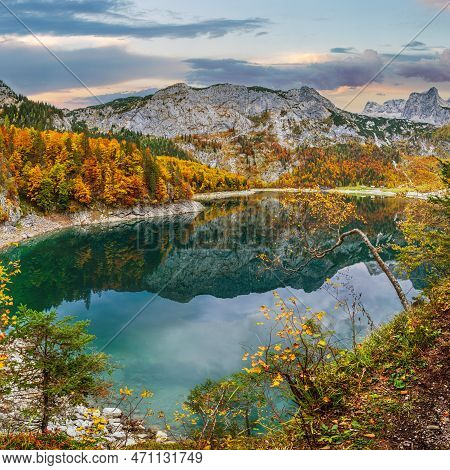 Picturesque Hinterer Gosausee Lake, Upper Austria. Colorful Autumn Alpine View Of Mountain Lake With