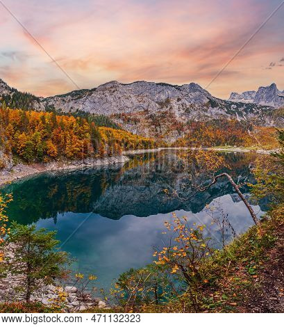 Picturesque Hinterer Gosausee Lake, Upper Austria. Colorful Autumn Alpine View Of Mountain Lake With