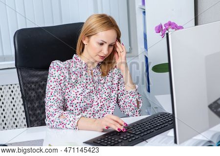 Business Woman Works In The Office. Iindependent Lady Who Studies From A Distance. Learning At Home.