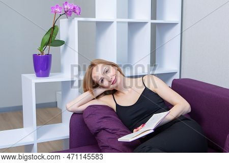 Business Woman Works In The Office. Iindependent Lady Who Studies From A Distance. Learning At Home.