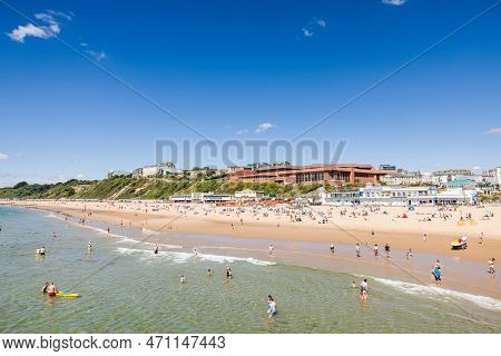 Bournemouth, Uk - July 08, 2022. People Enjoying Summer By The Sea On A Sandy Beach. Bournemouth, Do