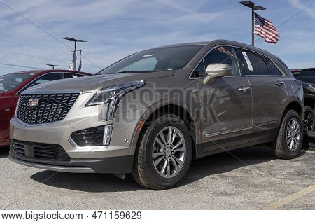 Greenwood - Circa February 2023: Cadillac Xt5 Display. Cadillac Offers The Xt5 In Luxury, Premium Lu