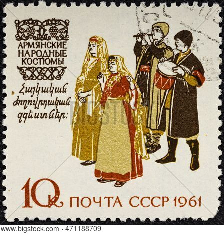 Ussr - Circa 1961: A Stamp Printed In Ussr Russia Shows A Musicians And Dancers In Armenia Tradition