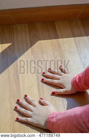 Hands With Henna In A Bright Sunlight On The Floor. Drying Henna At Home.