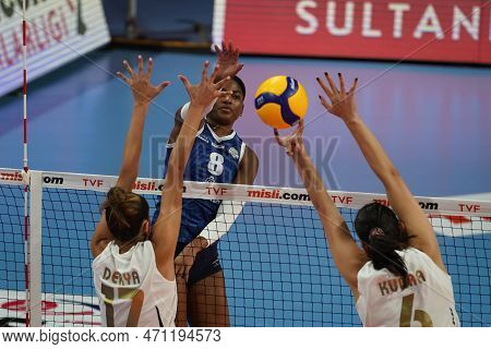 Istanbul, Turkiye - November 06, 2022: Kelsie Payne In Action During Vakifbank Vs Sigorta Shop Turki