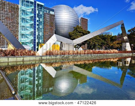 NAGOYA - 29 gennaio: Studenti piedi sotto Nagoya City Science Museum 29 gennaio 2013 a Nagoya, JP. 
