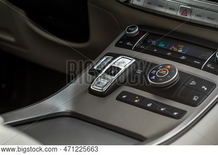 Moscow, Russia - December 18, 2021 Hyundai Palisade (lx2) Close Up Of The Modern Automatic Gearbox L