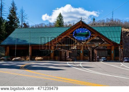 Colordado Springs, Co, Usa - Dec 5, 2022: A Welcoming Signboard At The Entry Point Of The Park