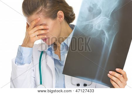 Frustrovaný doktor žena drží Fluorography