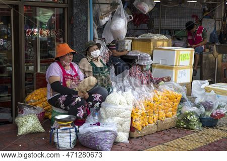 Bangkok, Thailand- 14 Feb, 2023: People Sell Flowers At The Flower Market Pak Klong Thalat In Bangko