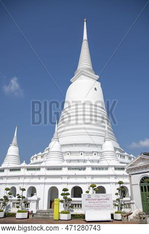 Bangkok, Thailand- 14 Feb, 2023: View Of Grand, Whitewashed Stupa In Wat Prayoon, Bangkok. It Sits O