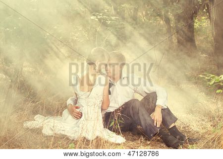 Um jovem casal lindo em uma floresta