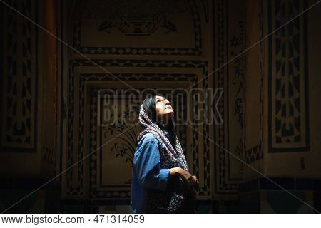 Kashan, Iran - 29th June, 2022: Tourist Pose With Interior And Art In Hot Bathing Hall (garmkhaneh) 