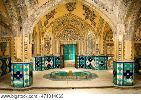 Kashan, Iran - 29th June, 2022: Interior And Art In Hot Bathing Hall (garmkhaneh) At Sultan Amir Ahm
