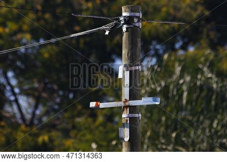Overhead Fiber Data Cable Post With Metal Bracket