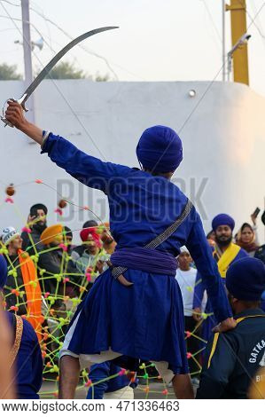 Bulhowal Punjab India 12 26 2020 Nihang Singh Performing Sikh Marshal Arts Gatka In Nagar Kirtan In 