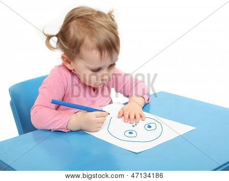 학교 책상에 그리기 작은 학자.