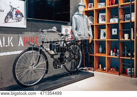 Nakhon Pathom,thailand-january 7, 2023 : Beautiful Antique Black Classic Honda With Engine Component