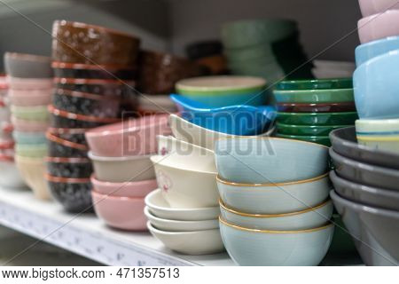 Deep Bowls Of Different Colors On The Shelves Of The Store. Variety Of Plates Displayed On Shelves I