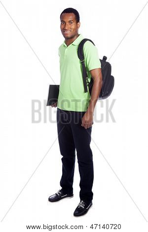 Portrait complet du corps d'un étudiant africain-américain souriant - isolé sur fond blanc