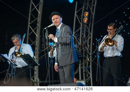 Moscú - el 15 de junio: Alexander F Sklyar realiza en Festival Internacional al aire libre de X 