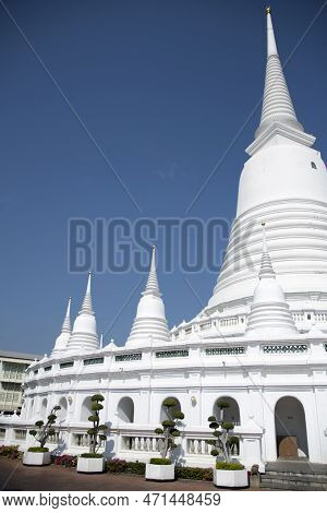 Bangkok, Thailand- 14 Feb, 2023: View Of Grand, Whitewashed Stupa In Wat Prayoon, Bangkok. It Sits O