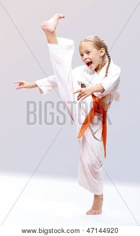 자기가 라 데 소녀 기술을 뛰는 킥