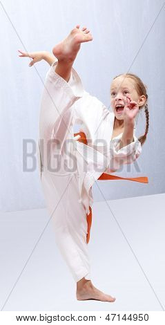 자기가 라 데 소녀 기술을 뛰는 킥