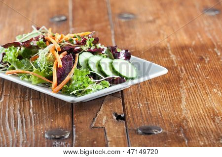 Farverige arugula salat i rustikke omgivelser